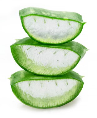 Üç aloe vera dilimi ya da kesiği yığını, beyaz arkaplanda izole edilmiş makro çekim.