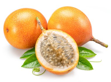 Granadilla ve siyah tohumlu açık granadilla ve beyaz arka planda izole edilmiş jelatinli posa.