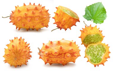 Beyaz arka planda izole edilmiş kiwano veya afrikalı boynuzlu salatalık seti. 