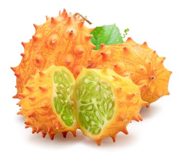 Beyaz arka planda izole edilmiş Kiwano ya da Afrika boynuzlu salatalığı. 