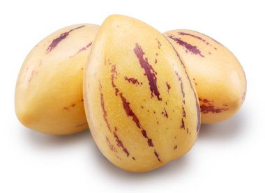 Pepino kavunu ya da pepino dulce beyaz üzerine izole edilmiş. Dosya kırpma yolu içeriyor.