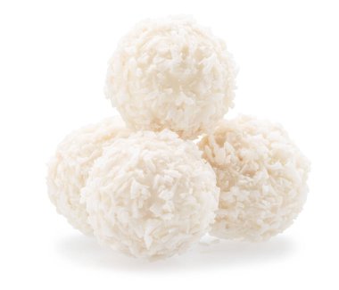 Beyaz arka planda beyaz hindistan ceviziyle kaplı yuvarlak beyaz çikolata şekerleri. Dosya kırpma yolu içeriyor.