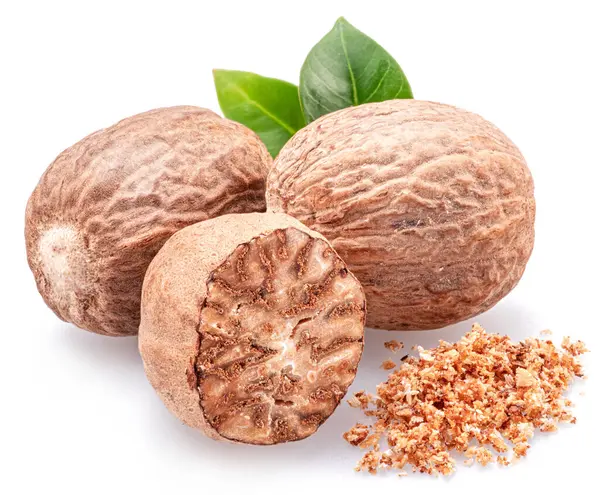 Nutmeg ve zemin hindistan cevizi yığını beyaz arkaplanda izole edildi. 