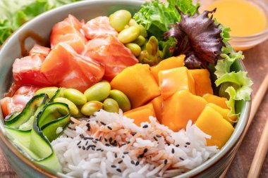 Sebze ve sebzeli somon pirinç kasesi. Kasedeki denge. Üst görünüm.