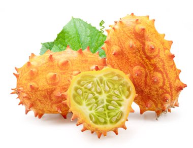 Beyaz arka planda izole edilmiş Kiwano ya da Afrika boynuzlu salatalığı. 