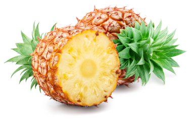 Olgun ananas ve ananas kesiti beyaz arka planda izole edilmiş. Dosya kırpma yolu içeriyor.