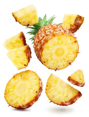 Ananas dilimleri ve ananas parçaları beyaz arka planda havada uçuşuyor. Dosya kırpma yolları içeriyor.