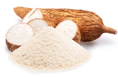 Beyaz arka planda izole Cassava yumrusu ve cassava unu.