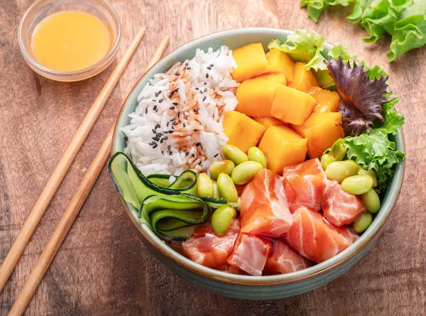 Sebze ve sebzeli somon pirinç kasesi. Kasedeki denge. Üst görünüm.