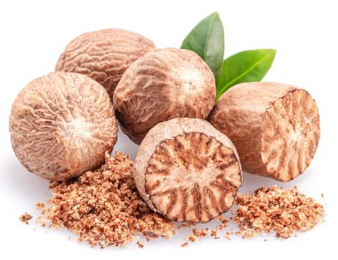 Nutmeg ve zemin hindistan cevizi yığını beyaz arkaplanda izole edildi. 