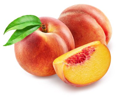 Beyaz arka planda yaprak ve şeftali dilimli olgun şeftaliler. Dosya kırpma yolu içeriyor.