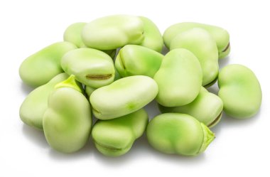 Beyaz arka planda izole bir grup geniş fasulye.