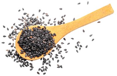 Beyaz arka planda izole edilmiş tahta kaşıkta siyah kimyon tohumları..