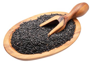 Beyaz arka planda tahta kasede siyah kimyon tohumları. Dosya kırpma yolu içeriyor.
