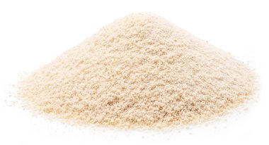 Beyaz zemin üzerinde izole Cassava un yığını veya manioc un yığını. 