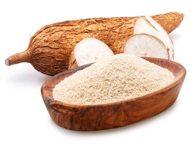 Beyaz arka planda izole Cassava yumrusu ve cassava unu.