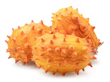 Beyaz arka planda izole edilmiş Kiwano ya da Afrika boynuzlu salatalığı. 