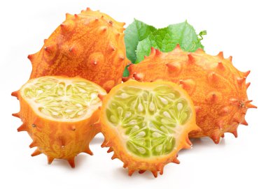 Beyaz arka planda izole edilmiş Kiwano ya da Afrika boynuzlu salatalığı. 