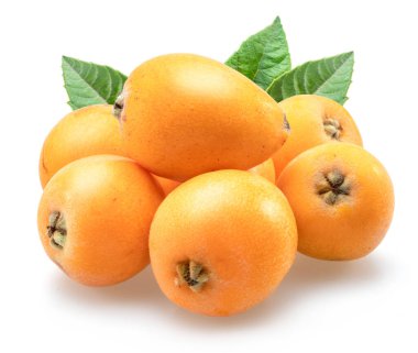 Beyaz arka planda yeşil yapraklı olgun loquats meyveleri.