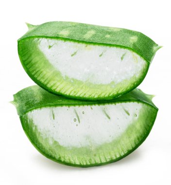 İki aloe vera dilimi ya da kesiği yığını, beyaz arkaplanda izole edilmiş makro çekim.