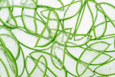 İnce aloe vera parçaları, ışığa karşı şeffaf çekim. Aloe vera iç jelinin dokusu ve yapısı.