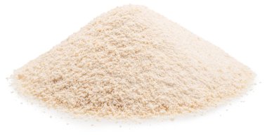 Beyaz arka planda yalıtılmış Cassava un yığını veya manioc un yığını. Dosya kırpma yolu içeriyor.