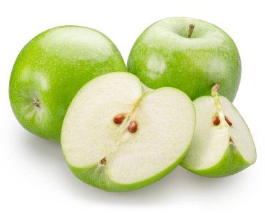 Yeşil elma ve yeşil elma dilimleri beyaz arka planda izole edilmiş. Dosya kırpma yolu içeriyor.