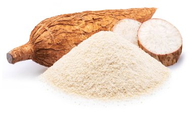 Beyaz arka planda izole Cassava yumrusu ve cassava unu.