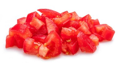 Beyaz arka planda soyulmuş ve doğranmış domatesler. Makro çekim.