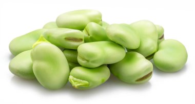 Beyaz arka planda izole bir grup geniş fasulye.