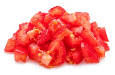 Beyaz arka planda soyulmuş ve doğranmış domatesler. Makro çekim.