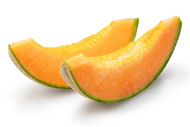 Kavun dilimleri beyaz arka planda izole edilmiş. Dosya kırpma yolu içeriyor.
