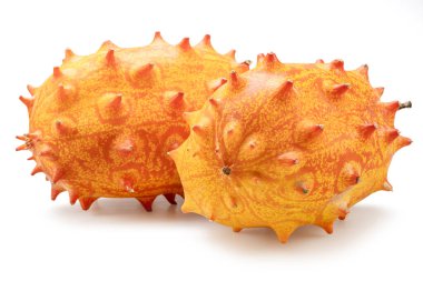 Beyaz arka planda izole edilmiş Kiwano ya da Afrika boynuzlu salatalığı. 