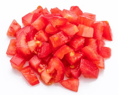 Beyaz arka planda soyulmuş ve doğranmış domatesler. Makro çekim.