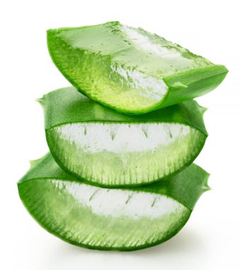 Üç aloe vera dilimi ya da kesiği yığını, beyaz arkaplanda izole edilmiş makro çekim.