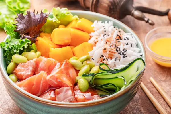 Sebze ve sebzeli somon pirinç kasesi. Kasedeki denge. Üst görünüm.