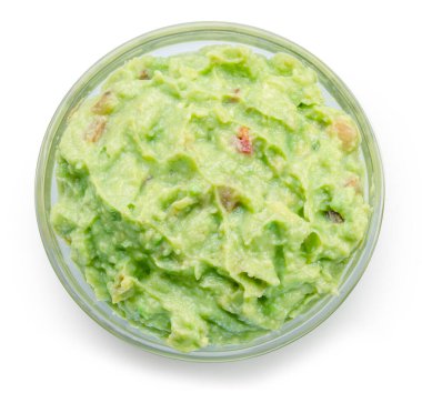 Guacamole ya da avokado sosu beyaz arka planda izole edilmiş cam kasede. Üst Manzara. Kesme yolu.
