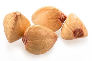 Beyaz arka planda birkaç tane karabuğday gevreği izole edilmiş. Makro çekim.