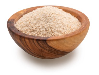 Beyaz arka planda ahşap kasede manyok unu ya da manyok unu. Dosya kırpma yolu içeriyor.