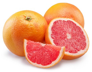 Beyaz arka planda kırmızı greyfurt ve greyfurt dilimleri. Dosya kırpma yolu içeriyor.