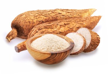 Beyaz arka planda izole Cassava yumrusu ve cassava unu.