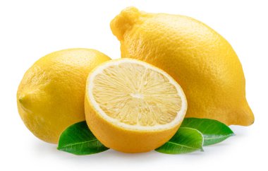 Olgun limon meyveleri, beyaz arka planda izole edilmiş limon ve yeşil yapraklar. Dosya kırpma yolu içeriyor.