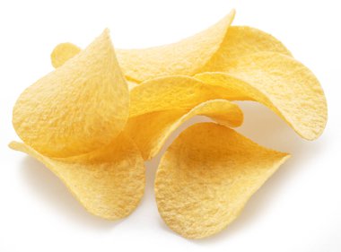 Lezzetli patates cipsleri beyaz arka planda izole bir şekilde kapanıyor..
