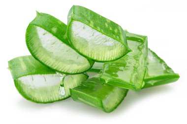 Aloe vera dilimleri veya aloe kesikleri, beyaz arkaplanda izole edilmiş makro çekim.