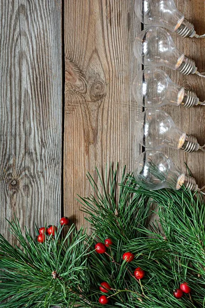 Bir Noel Ağacının Dalları Çam Ağacı Gül Kalçalar Ahşap Zemin — Stok fotoğraf
