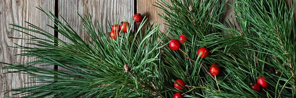 Gałęzie Choinki Sosny Różanymi Biodrami Drewnianym Tle Boże Narodzenie Nowy — Zdjęcie stockowe