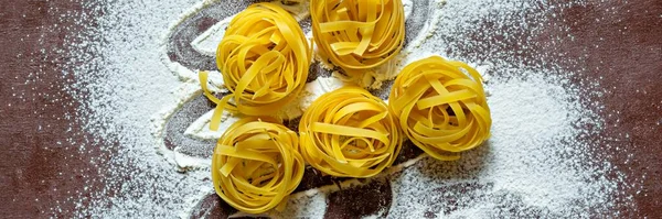 Massa Italiana Amarela Crua Ninhos Pappardelle Fettuccine Tagliatelle Fundo Marrom — Fotografia de Stock