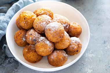 Çörekler. Kremalı keklerden yapılmış ev yapımı kekler. Pudra şekerli süzme peynirli çörekler. Seçici odak