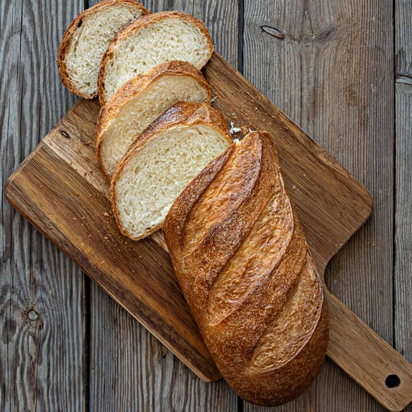 Čerstvý Bochník Hnědém Pozadí Tradiční Pšenice Čerstvě Rustikální Pečený Chléb — Stock fotografie