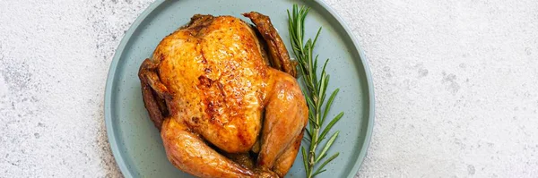 Egész Sült Sült Csirke Fűszerekben Rozmaringgal Könnyű Alapon Tálalva Ünnepi — Stock Fotó